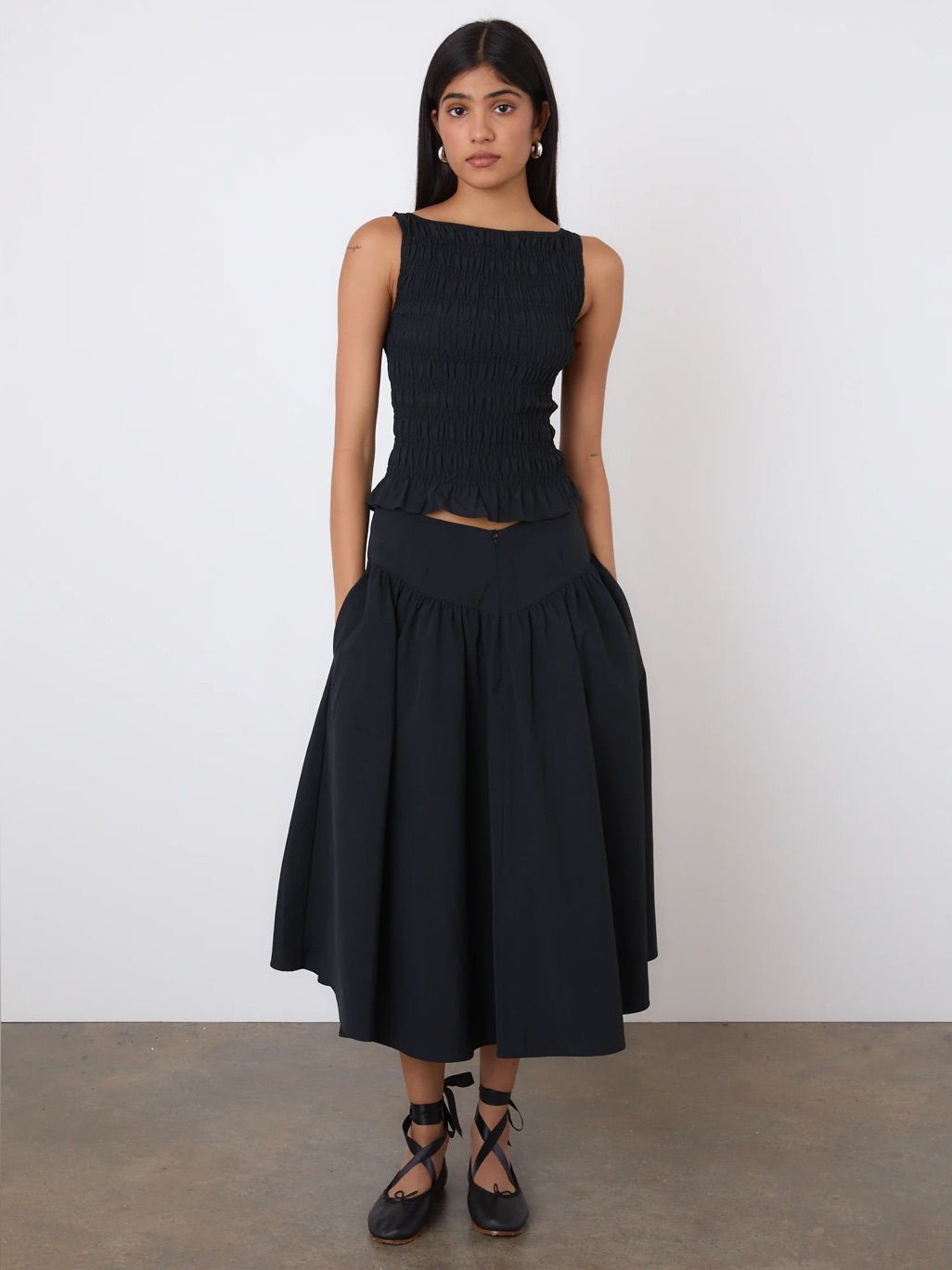 Nwt Peachy Den Deba Top In Onyx Black Shirred Sleeveless Ruched Crop Shirt — image 6 of 8